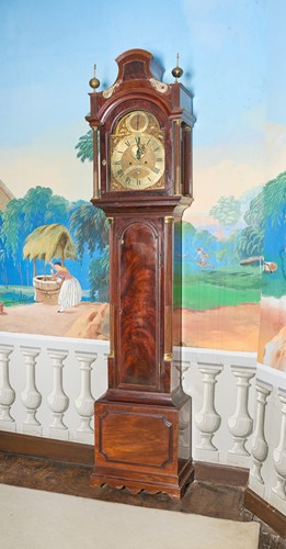 PENDULE DE PARQUET en acajou et placage d’acajou...