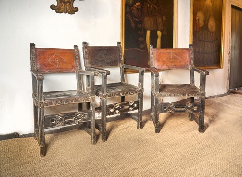 SUITE DE TROIS CHAISES à dossier et assise...