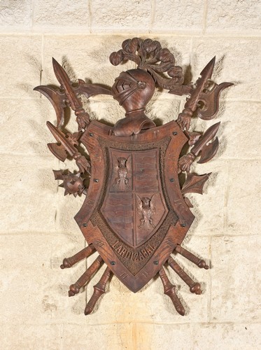 TROPHÉE D’ARMES en bois sculpté de la famille...