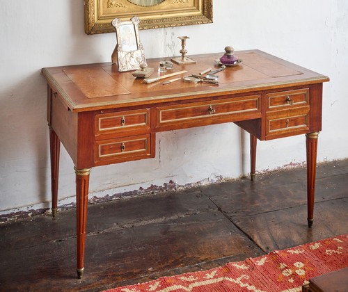 BUREAU A CAISSONS en acajou et placage d’acajou...