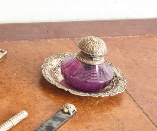 ENCRIER à réservoir en verre teinté mauve....