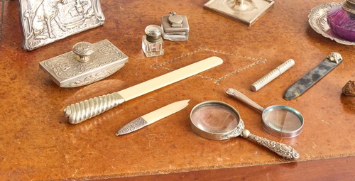 NÉCESSAIRE DE BUREAU à monture en argent...