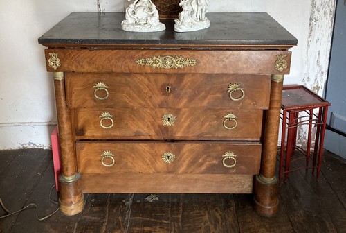 COMMODE en acajou et placage d’acajou flammé...