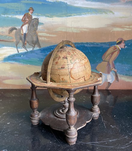 PETIT GLOBE terrestre en bois recouvert de...