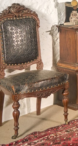 SUITE DE HUIT CHAISES à dossier plat en chêne...