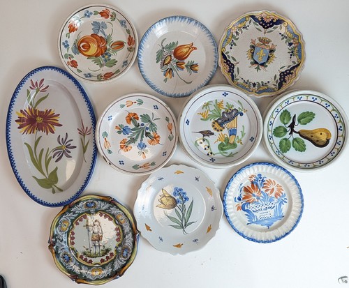 LOT DE DIX SEPT ASSIETTES en faïence émaillée...