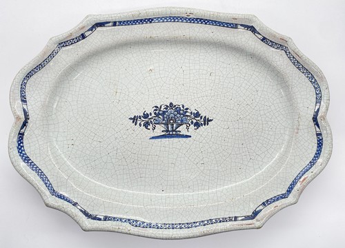 DEUX PLATS "cul noir" de forme chantournée,...