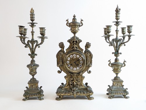 GARNITURE DE CHEMINÉE en bronze  à décor...