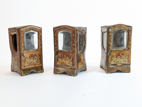 TROIS PETITES VITRINES en forme de chaise-à-porteur...