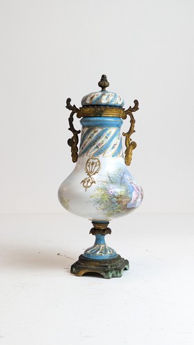 VASE couvert de forme balustre en porcelaine...