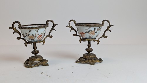 PAIRE DE PETITES CASSOLETTES à monture rocaille...