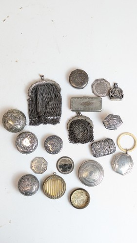 SIX PETITES BOÎTES et un CACHET en argent...