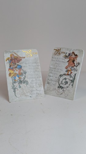 PAIRE DE MENUS en plaque de pocelaine sur...