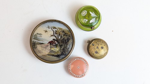 BOÎTE ronde dite à pralines, à couvercle...