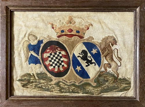 BRODERIE en laine polychrome à décor d'armoiries...