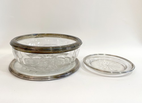 SALADIER, DESSOUS-DE-PLAT et COUPELLE en...