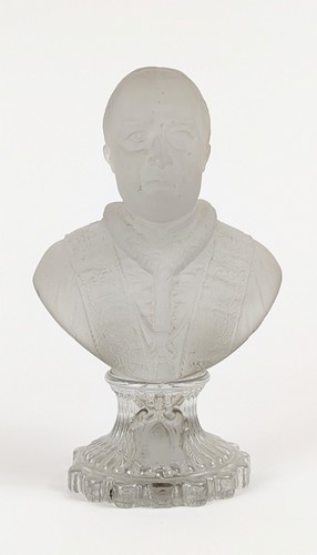 BUSTE DE PAPE en verre moulé pressé.