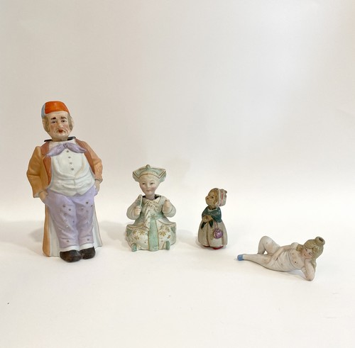 QUATRE FIGURINES en porcelaine et biscuit...