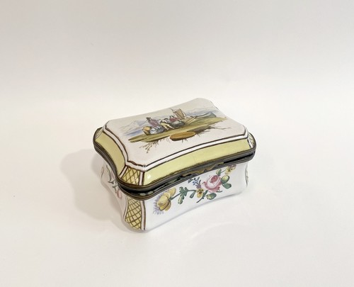 BOÎTE TABATIERE en faïence émaillée polychrome,...