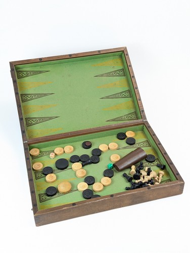 JEU D'ECHEC ET DE BACKGAMMON en bois, fermant...