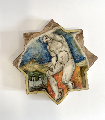 CARREAU de faïence en forme d'étoile à décor...