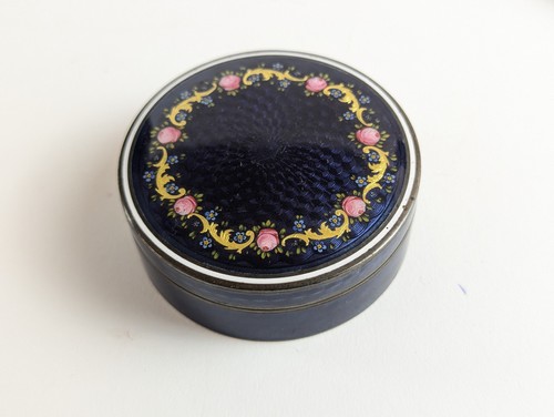 BOÎTE ronde en argent (935) à décor émaillé...