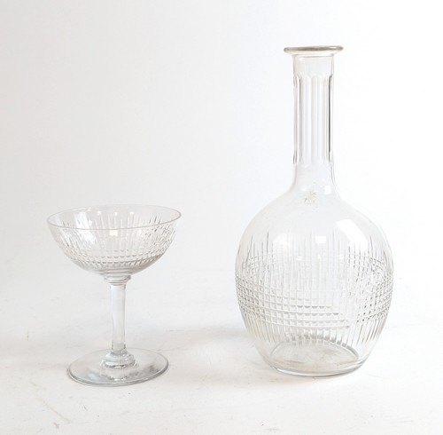 CINQ COUPES A CHAMPAGNE et une CARAFE en...