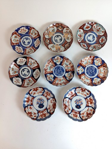 HUIT ASSIETTES en porcelaine à décor Imari...