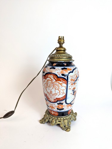 LAMPE formée d'un vase en porcelaine à décor...