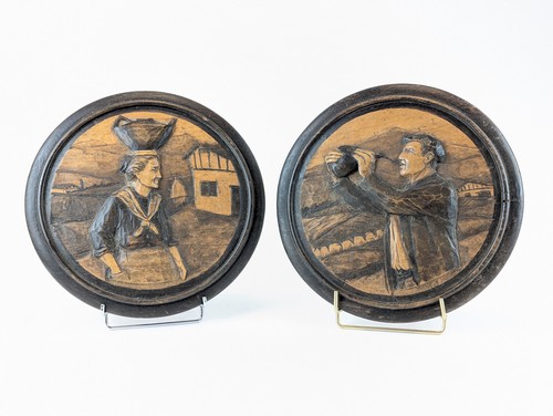 DEUX MEDAILLONS en bois sculpté à décor en...