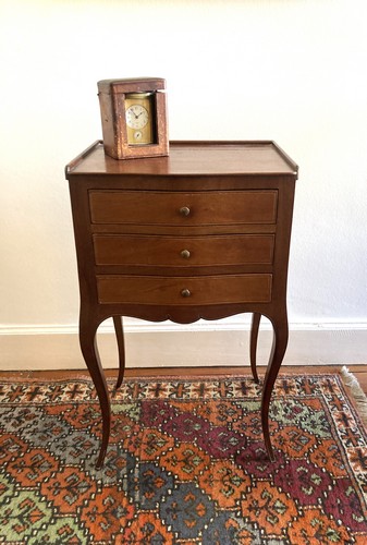 PETITE TABLE en chiffonnier en bois teinté...