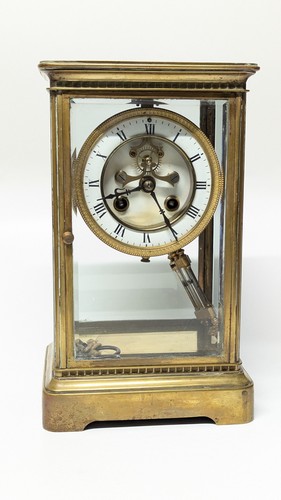 PENDULE cage en bronze à côtés en verre biseauté,...