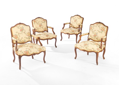 SUITE DE QUATRE FAUTEUILS à dossier à la...