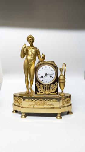 PENDULE en bronze doré et ciselé figurant...