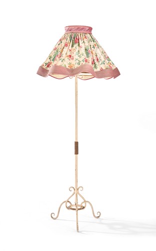 LAMPADAIRE en fer forgé laqué crème, reposant...