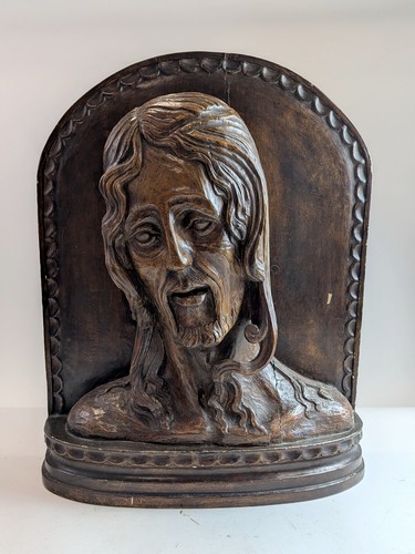 GRAND BUSTE en noyer mouluré et sculpté en...