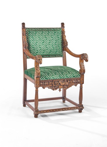 FAUTEUIL en noyer mouluré et sculpté à deux...