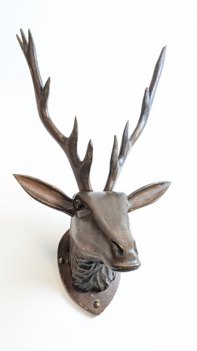 TROPHEE DE CERF en bois mouluré et sculp...