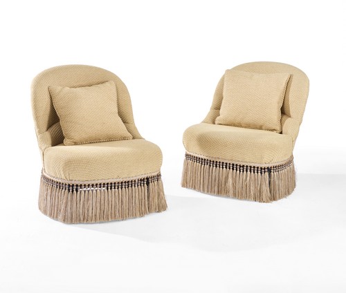 PAIRE DE FAUTEUILS CRAPAUDS en bois noirci....