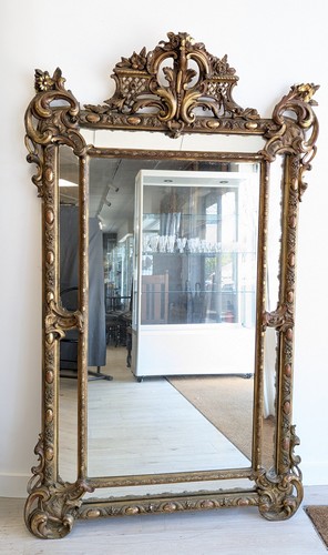 GRAND MIROIR dans un cadre à parecloses en...