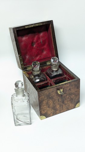 COFFRET A LIQUEUR en placage de loupe d'amboine...