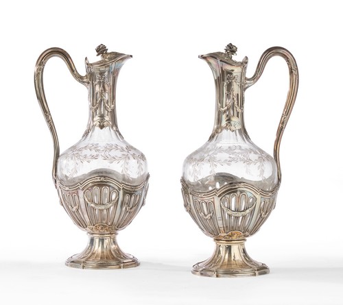 PAIRE D'AIGUIERES en verre moulé soufflé...