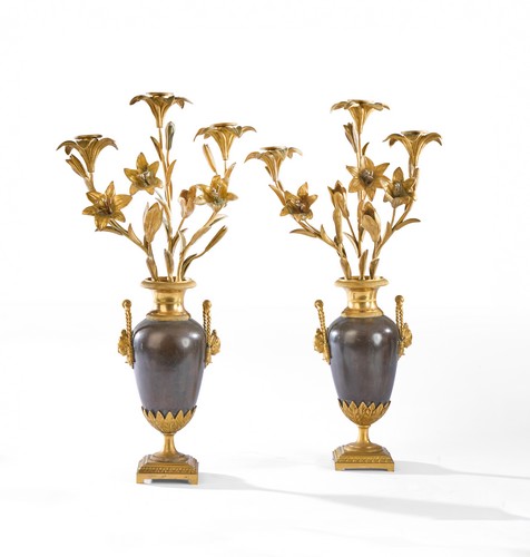 PAIRE DE CANDELABRES à trois bras de lumière,...
