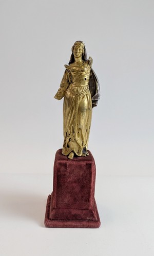 FIGURINE en bronze doré et argenté représentant...