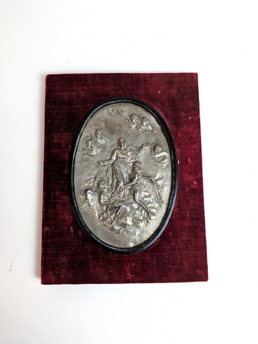 MÉDAILLON ovale en argent repoussé et ciselé...