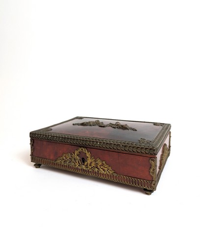 PETITE BOÎTE rectangulaire en acajou, placage...
