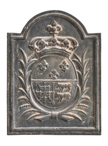 PLAQUE DE CHEMINÉE en fonte de fer, de forme...