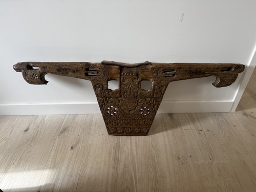 BEAU JOUG DE BOEUF en bois très richement...