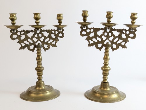 PAIRE DE BOUGEOIRS à trois lumières en bronze,...