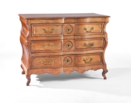 COMMODE de forme tombeau en merisier mouluré,...